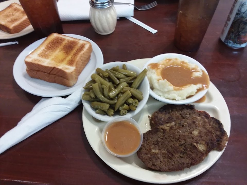 Meatloaf with Mashed Potatoes and Green Beans